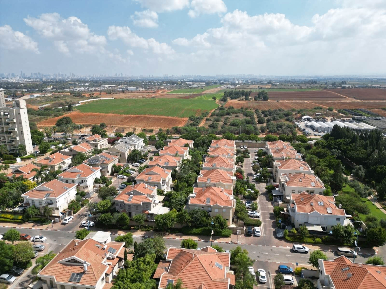 מבט אווירי על סביבת הפרויקט בהוד השרון